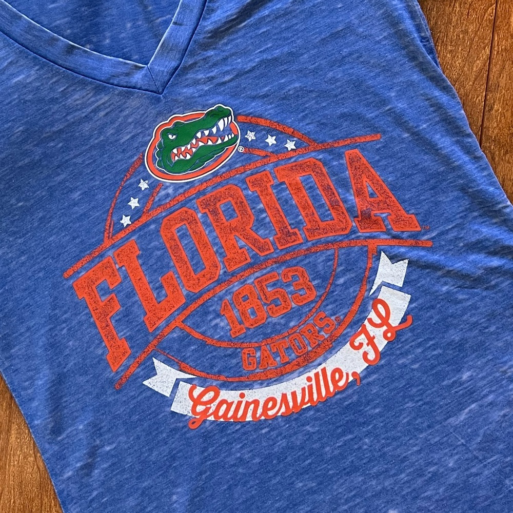 UF Florida Gators Short Sleeve V-Neck Logo T-Shirt - Picture 4 of 8